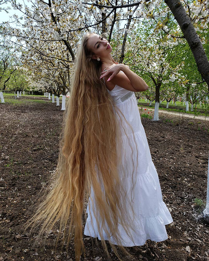 The Woman Who Refused To Cut Her Hair Since She Was 5 Is Now 34 Y.O. And Looks Like A Real-Life Rapunzel The Woman Who Refused To Cut Her Hair Since She Was 5 Is Now 34 Y.O. And Looks Like A Real-Life Rapunzel