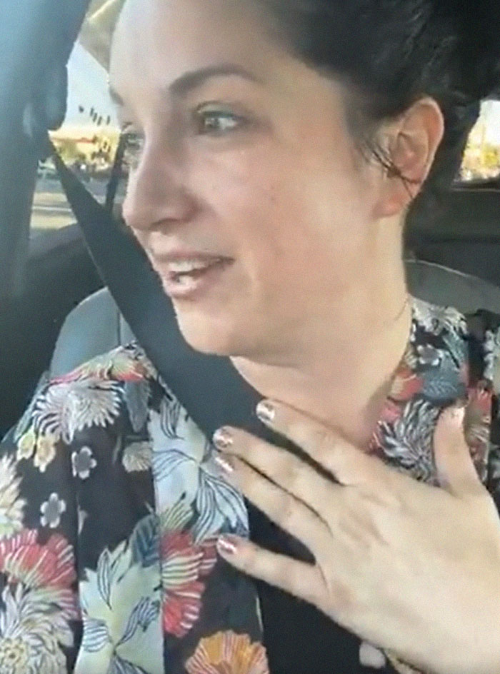 People Are Cracking Up At This Woman Who Accidentally Shared The Holiday Spirit With An Unknown Man, And It Already Has 30M+ Views People Are Cracking Up At This Woman Who Accidentally Shared The Holiday Spirit With An Unknown Man, And It Already Has 30M+ Views