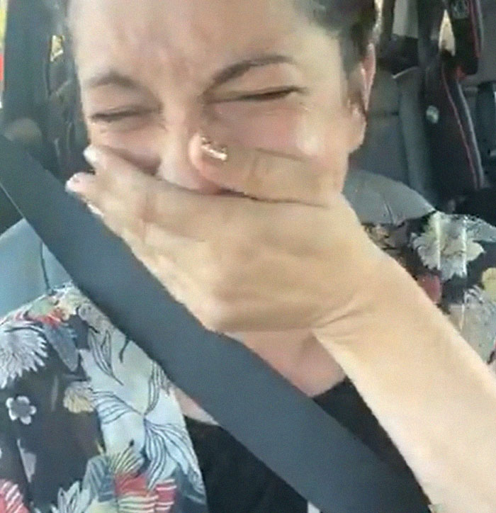 People Are Cracking Up At This Woman Who Accidentally Shared The Holiday Spirit With An Unknown Man, And It Already Has 30M+ Views