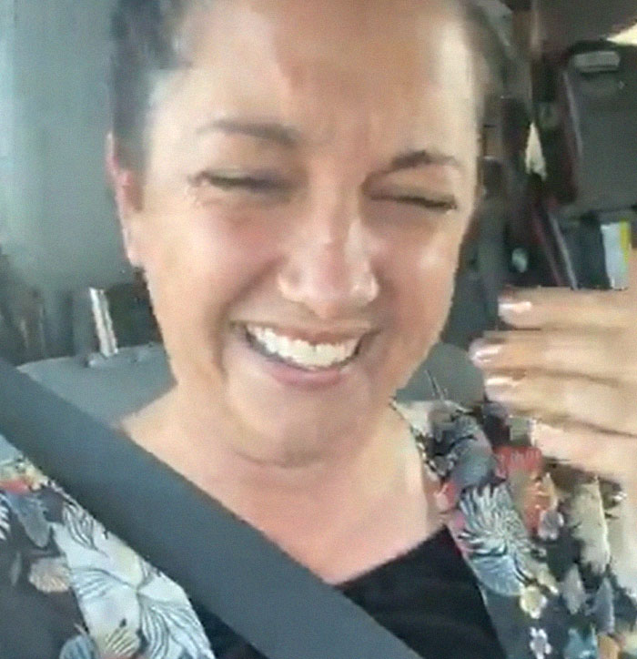 People Are Cracking Up At This Woman Who Accidentally Shared The Holiday Spirit With An Unknown Man, And It Already Has 30M+ Views