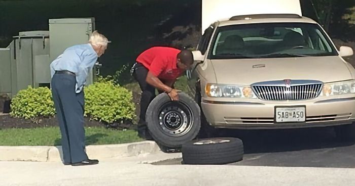 Chick-Fil-A Manager Drops His Work To Help 96 Y.O. WWII Veteran That Was In Tears About A Flat Tire