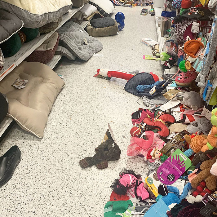 A Woman Shows What It's Like To Work In Retail During The Holidays, Asks People To Be Nicer To Employees