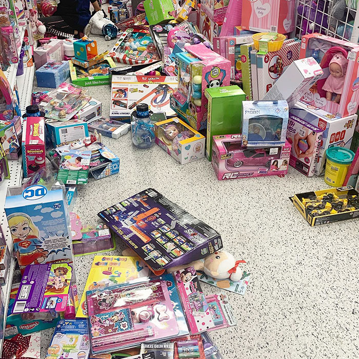 A Woman Shows What It's Like To Work In Retail During The Holidays, Asks People To Be Nicer To Employees A Woman Shows What It's Like To Work In Retail During The Holidays, Asks People To Be Nicer To Employees