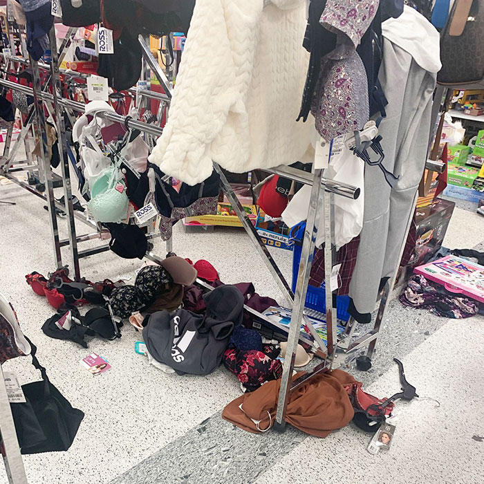 A Woman Shows What It's Like To Work In Retail During The Holidays, Asks People To Be Nicer To Employees A Woman Shows What It's Like To Work In Retail During The Holidays, Asks People To Be Nicer To Employees