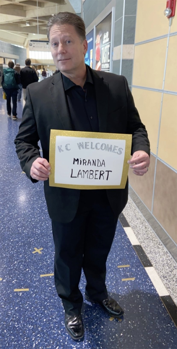 This Dad Makes Hilarious Signs And Costumes Each Time He Goes To Pick His Daughter Up From The Airport This Dad Makes Hilarious Signs And Costumes Each Time He Goes To Pick His Daughter Up From The Airport