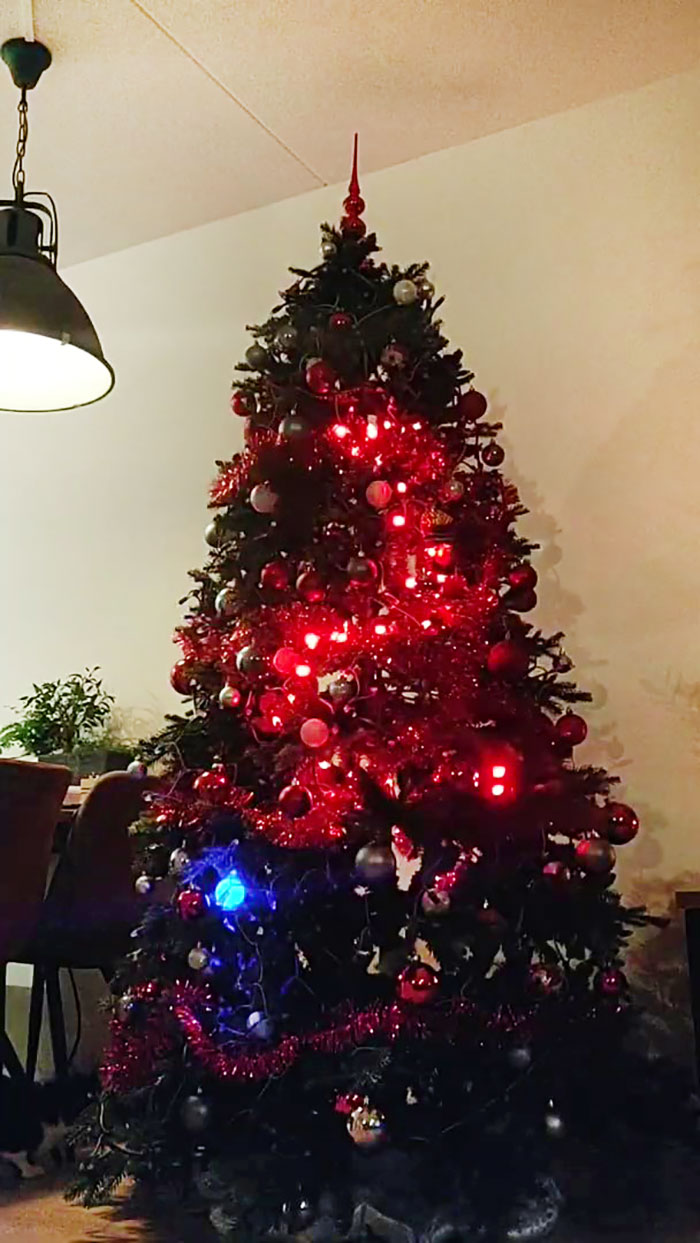 Engineer Shares A Video Of Christmas Tree Lights Turned Into A Snake Game Controlled With PS4 Controller