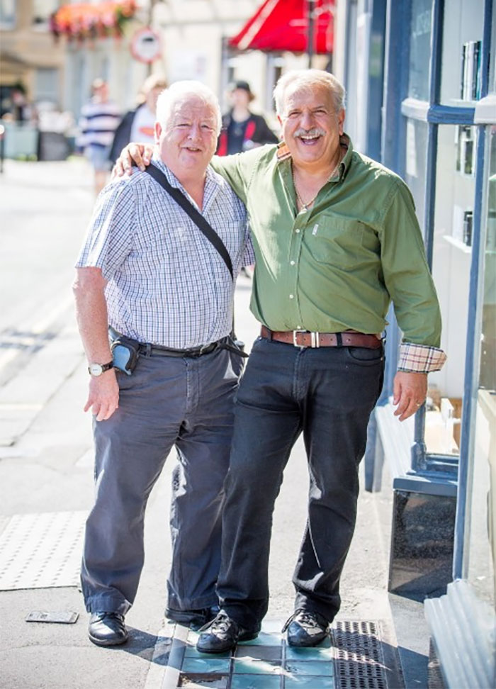 Man Snaps A Mirror Selfie With His Barber In The 1970s, Continues The Tradition For 40 Years