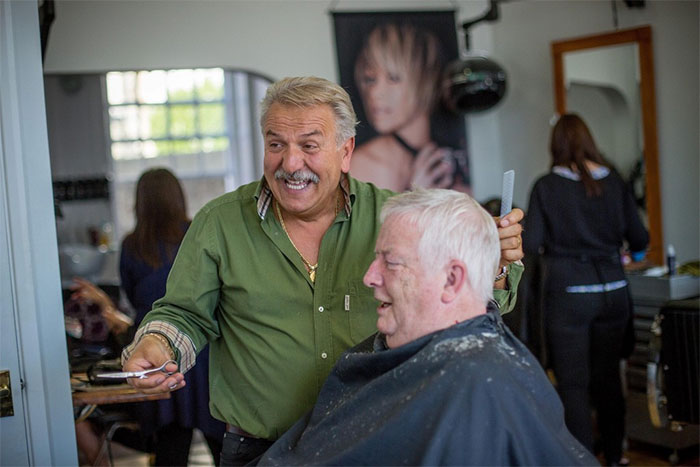 Man Snaps A Mirror Selfie With His Barber In The 1970s, Continues The Tradition For 40 Years