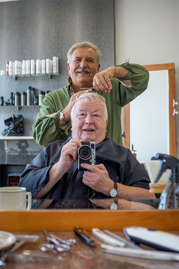 Man Snaps A Mirror Selfie With His Barber In The 1970s, Continues The Tradition For 40 Years
