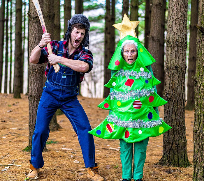 Esta abuela de 93 años y su nieto se visten con ridículos disfraces y a la gente le encanta (30 fotos)