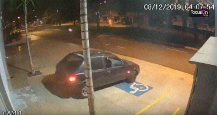 Security Camera Captures Unique Footage Of Thieves Failing So Hard It Looks Like A '90s Comedy Movie Security Camera Captures Unique Footage Of Thieves Failing So Hard It Looks Like A '90s Comedy Movie