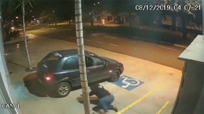 Security Camera Captures Unique Footage Of Thieves Failing So Hard It Looks Like A '90s Comedy Movie