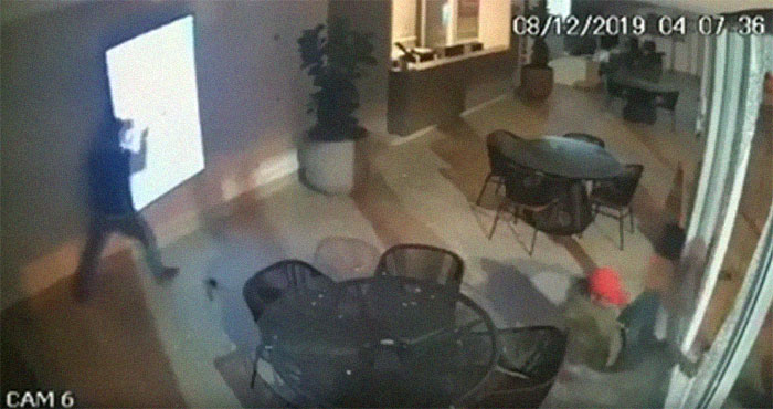 Security Camera Captures Unique Footage Of Thieves Failing So Hard It Looks Like A '90s Comedy Movie Security Camera Captures Unique Footage Of Thieves Failing So Hard It Looks Like A '90s Comedy Movie