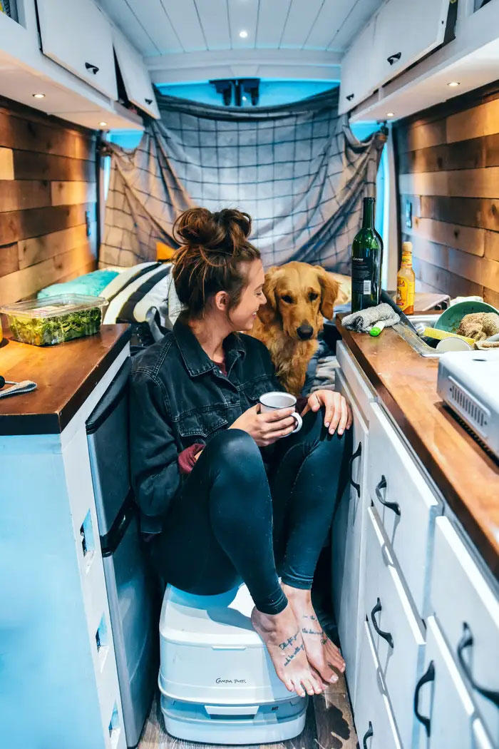 24-Year-Old Dumps Her Boyfriend, Quits Her Job, And Now Is Living The Van Life With Her Dog 24-Year-Old Dumps Her Boyfriend, Quits Her Job, And Now Is Living The Van Life With Her Dog