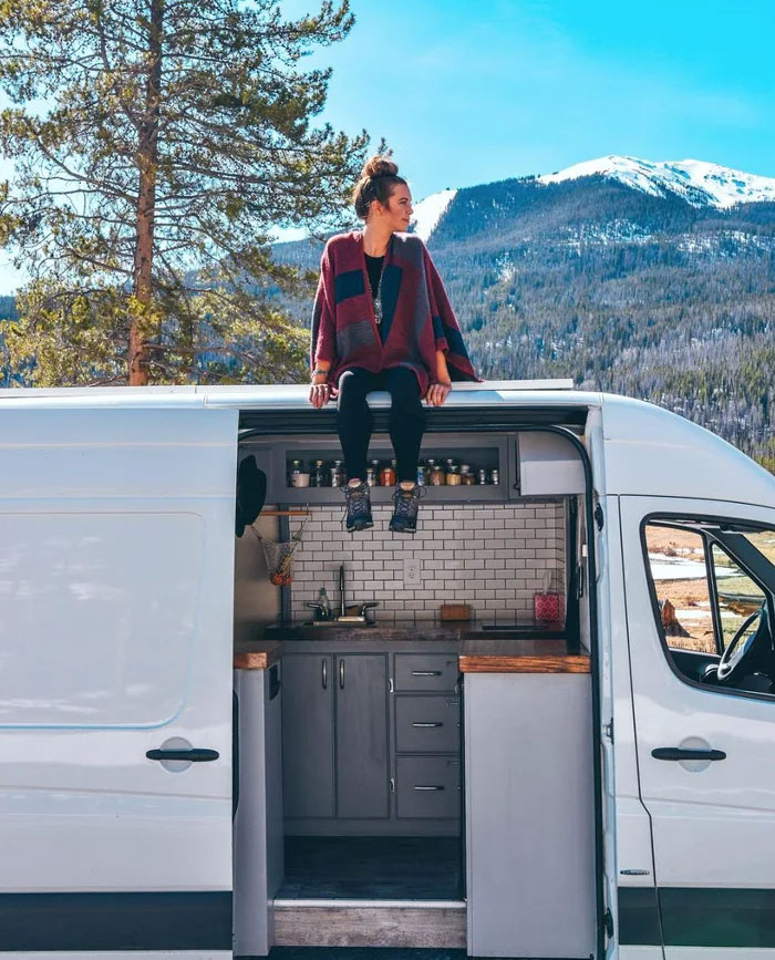 24-Year-Old Dumps Her Boyfriend, Quits Her Job, And Now Is Living The Van Life With Her Dog 24-Year-Old Dumps Her Boyfriend, Quits Her Job, And Now Is Living The Van Life With Her Dog