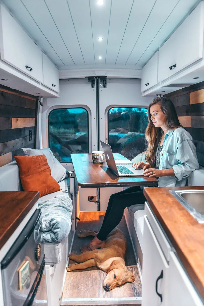 24-Year-Old Dumps Her Boyfriend, Quits Her Job, And Now Is Living The Van Life With Her Dog 24-Year-Old Dumps Her Boyfriend, Quits Her Job, And Now Is Living The Van Life With Her Dog