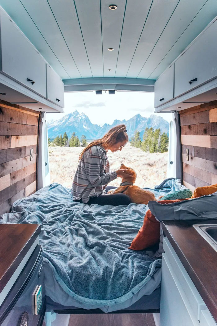 24-Year-Old Dumps Her Boyfriend, Quits Her Job, And Now Is Living The Van Life With Her Dog 24-Year-Old Dumps Her Boyfriend, Quits Her Job, And Now Is Living The Van Life With Her Dog