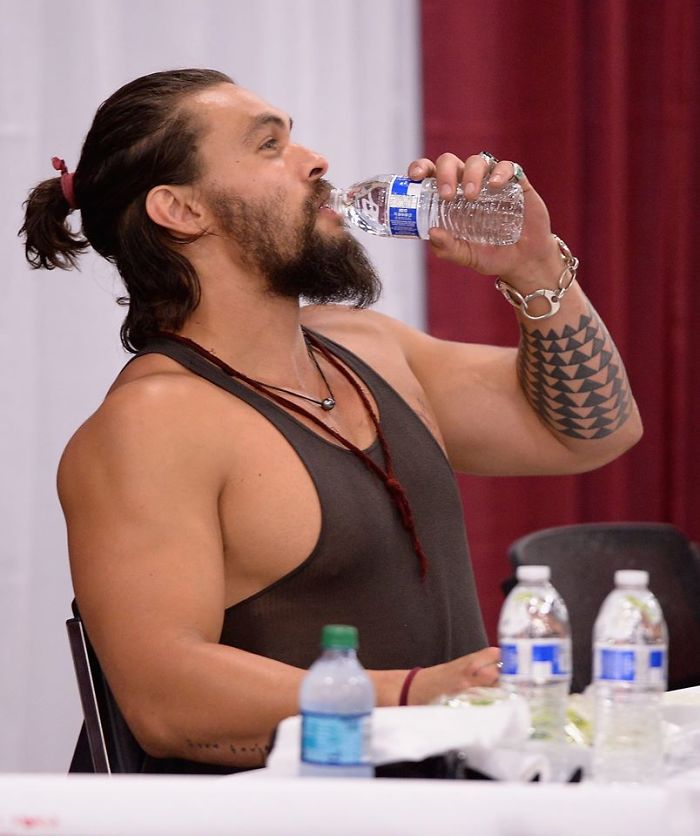 Jason Momoa Shames Chris Pratt For Single-Use Plastic, Someone Digs Up A Pic And Tries To Call Out Jason Momoa Jason Momoa Shames Chris Pratt For Single-Use Plastic, Someone Digs Up A Pic And Tries To Call Out Jason Momoa