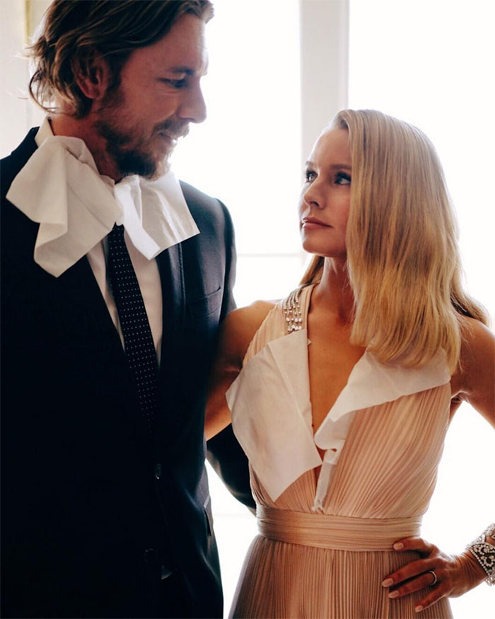 Kristen Bell Can't Contain Herself While Her Husband Explains To Their Daughter What 'The Middle Finger' Means