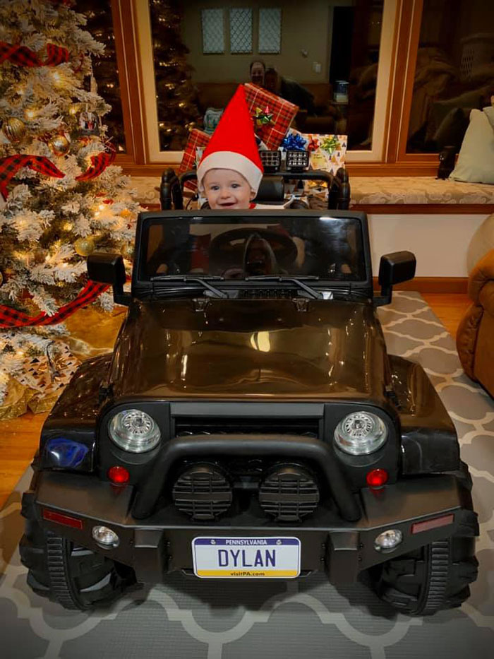 Every Advent Day This Mom Took A Photo Of Her Baby, Dressed As A Baby Elf On The Shelf