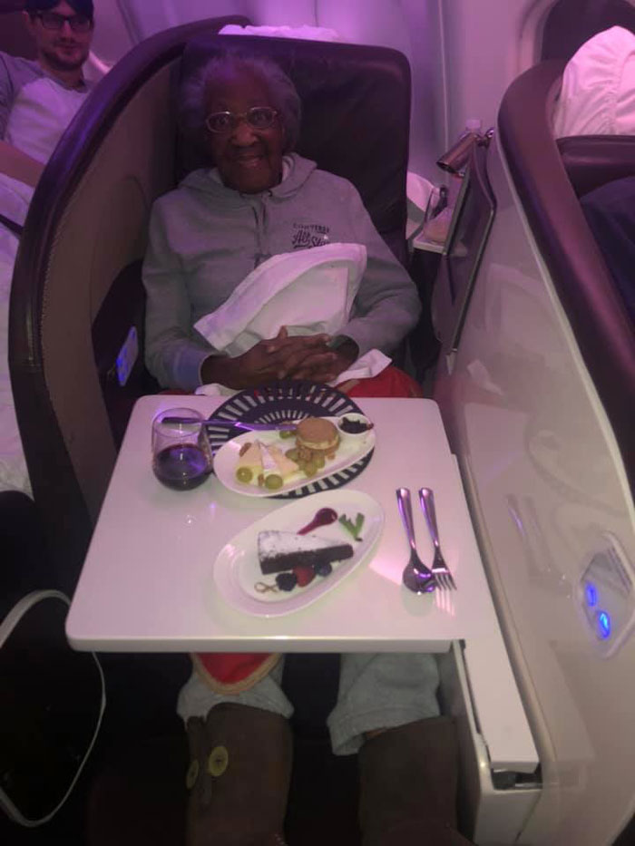 Man Gives Up His First-Class Seat To An 88 Y.O. Lady, Making Her Dream Come True Man Gives Up His First-Class Seat To An 88 Y.O. Lady, Making Her Dream Come True