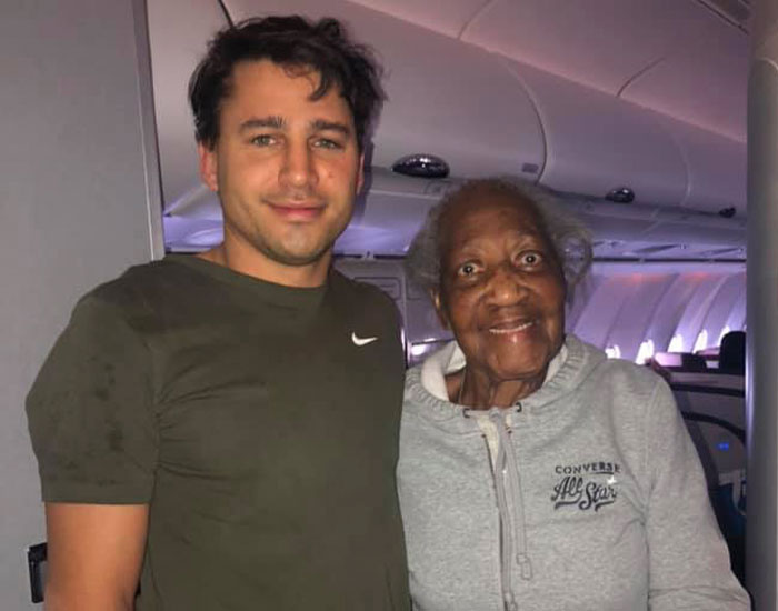 Man Gives Up His First-Class Seat To An 88 Y.O. Lady, Making Her Dream Come True