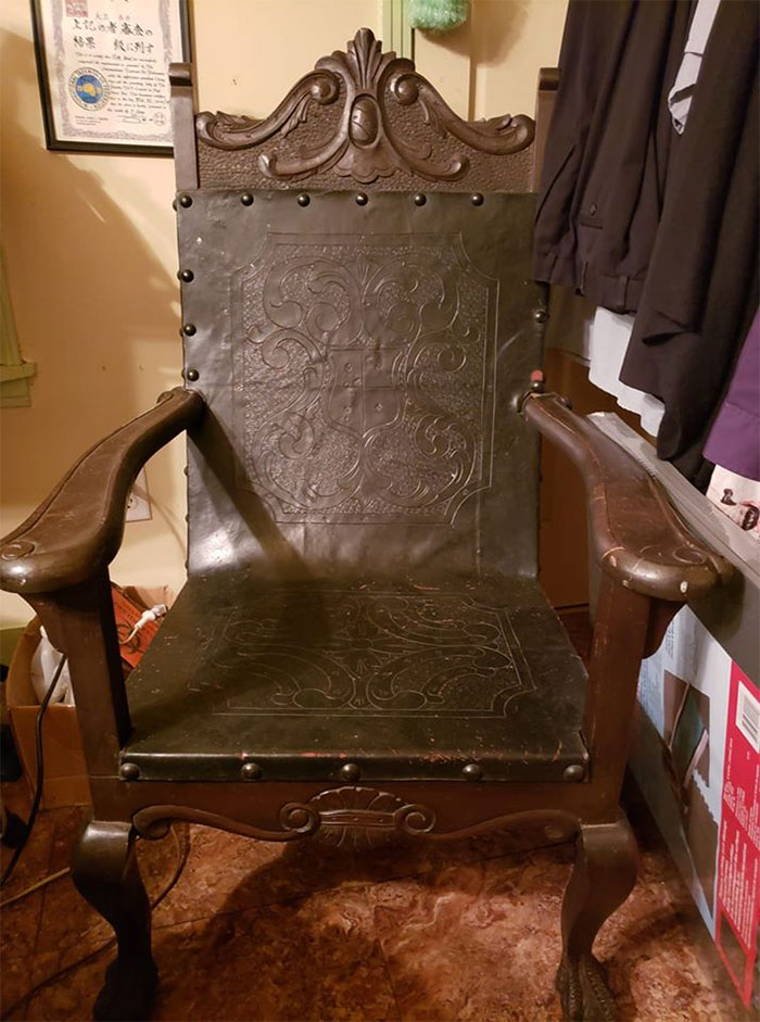 Sister Picked Me Up This Amazing Chair From Her Neighbor Who Didn't Want It Anymore And Gifted It To Me