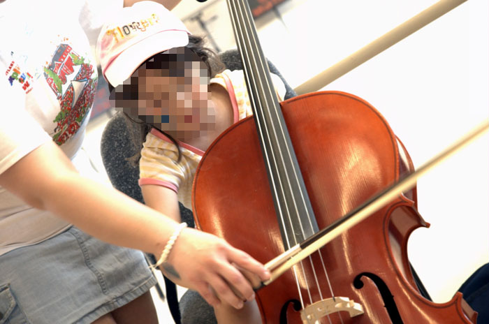 Cello Teacher Receives Racist 'Thank You' E-mail From Student's Mom, Responds By Explaining The Reason Behind 'Ethnic Stench' Cello Teacher Receives Racist 'Thank You' E-mail From Student's Mom, Responds By Explaining The Reason Behind 'Ethnic Stench'