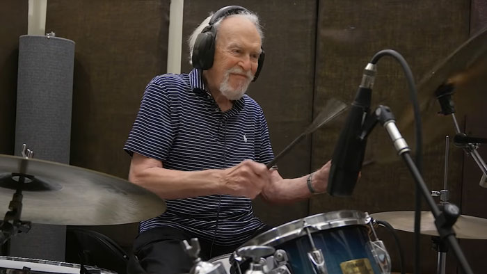 102-Year-Old And 88-Year-Old Release Their First Album For Seniors But Young People Are Loving It Too 102-Year-Old And 88-Year-Old Release Their First Album For Seniors But Young People Are Loving It Too