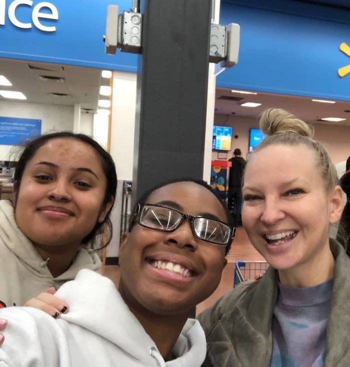 One Woman Paid Everyone's Bills At Walmart Claiming She Won A Lottery, Turns Out It Was Sia One Woman Paid Everyone's Bills At Walmart Claiming She Won A Lottery, Turns Out It Was Sia