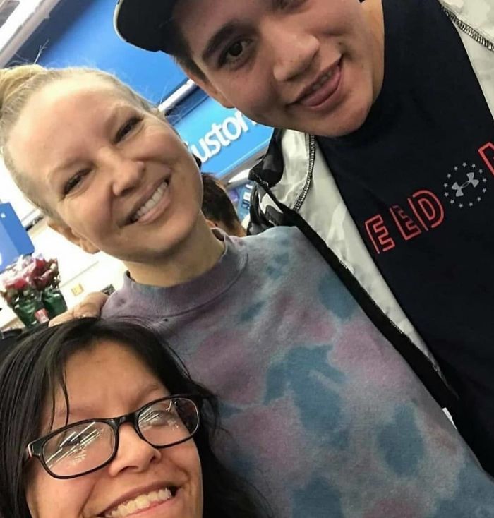 One Woman Paid Everyone's Bills At Walmart Claiming She Won A Lottery, Turns Out It Was Sia One Woman Paid Everyone's Bills At Walmart Claiming She Won A Lottery, Turns Out It Was Sia