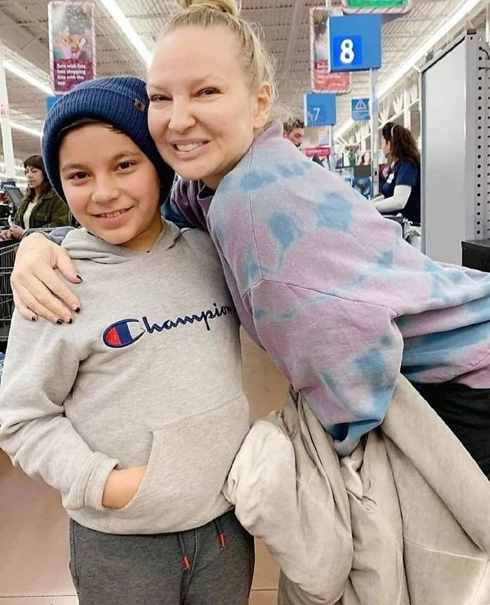 One Woman Paid Everyone's Bills At Walmart Claiming She Won A Lottery, Turns Out It Was Sia One Woman Paid Everyone's Bills At Walmart Claiming She Won A Lottery, Turns Out It Was Sia
