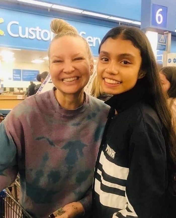 One Woman Paid Everyone's Bills At Walmart Claiming She Won A Lottery, Turns Out It Was Sia One Woman Paid Everyone's Bills At Walmart Claiming She Won A Lottery, Turns Out It Was Sia