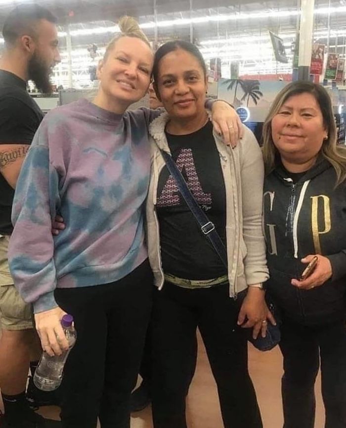 One Woman Paid Everyone's Bills At Walmart Claiming She Won A Lottery, Turns Out It Was Sia One Woman Paid Everyone's Bills At Walmart Claiming She Won A Lottery, Turns Out It Was Sia