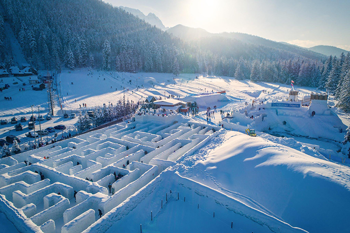 This Snow Labyrinth In Poland Looks Like It's Straight Out Of A Fairytale And It's Larger Than 10 Tennis Courts