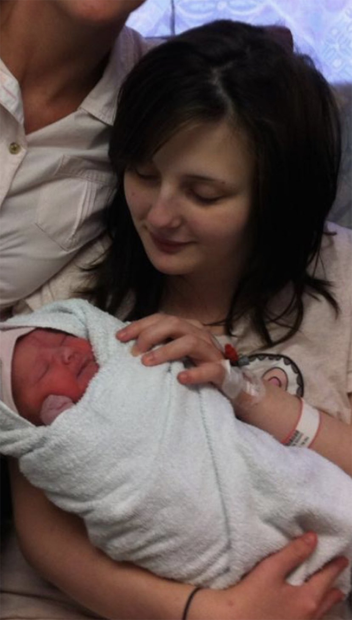 Young Mom Who Got Pregnant At 14, Promises "To Work Non Stop" For Her Child, Finishes University At 21 Young Mom Who Got Pregnant At 14, Promises "To Work Non Stop" For Her Child, Finishes University At 21