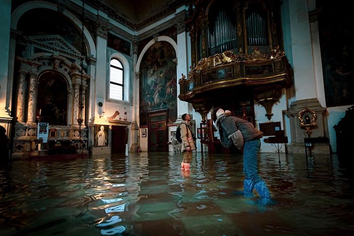 Photographer Spends A Whole Day In Flooded Venice, Captures Just How Different The City Looks (19 Pics) Photographer Spends A Whole Day In Flooded Venice, Captures Just How Different The City Looks (19 Pics)