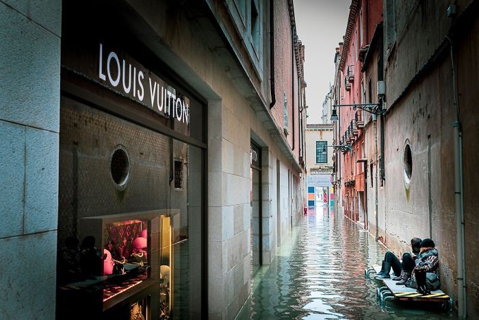Photographer Spends A Whole Day In Flooded Venice, Captures Just How Different The City Looks (19 Pics) Photographer Spends A Whole Day In Flooded Venice, Captures Just How Different The City Looks (19 Pics)