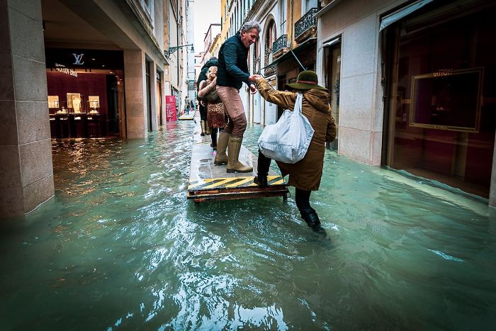 Photographer Spends A Whole Day In Flooded Venice, Captures Just How Different The City Looks (19 Pics) Photographer Spends A Whole Day In Flooded Venice, Captures Just How Different The City Looks (19 Pics)