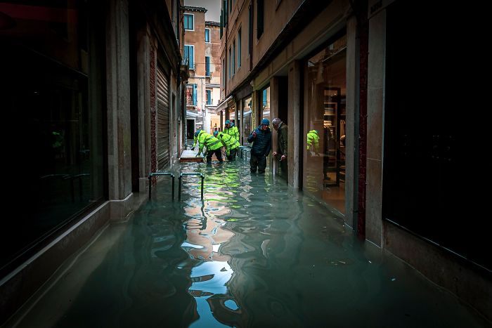 Photographer Spends A Whole Day In Flooded Venice, Captures Just How Different The City Looks (19 Pics) Photographer Spends A Whole Day In Flooded Venice, Captures Just How Different The City Looks (19 Pics)