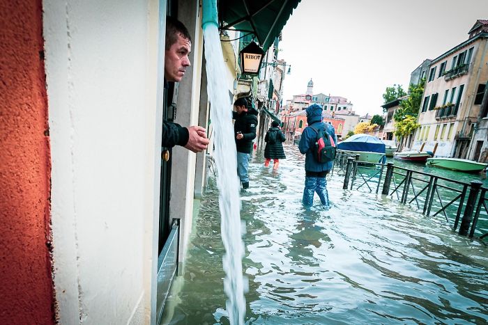Photographer Spends A Whole Day In Flooded Venice, Captures Just How Different The City Looks (19 Pics) Photographer Spends A Whole Day In Flooded Venice, Captures Just How Different The City Looks (19 Pics)