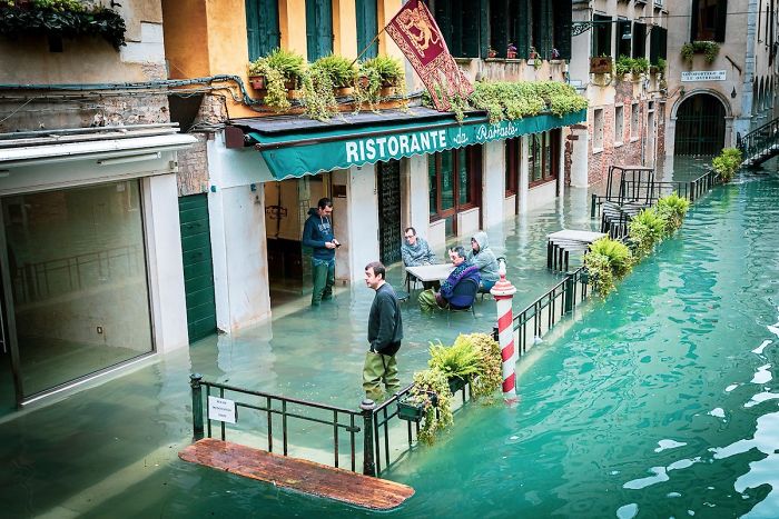 Photographer Spends A Whole Day In Flooded Venice, Captures Just How Different The City Looks (19 Pics) Photographer Spends A Whole Day In Flooded Venice, Captures Just How Different The City Looks (19 Pics)