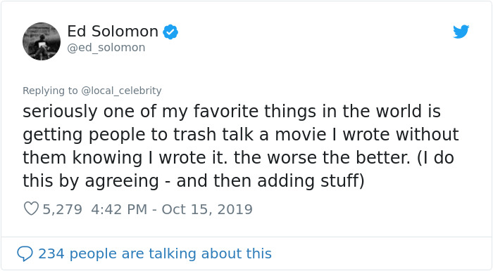 Women Tell Man Not To Mansplain "Men In Black" To Them, Turns Out He's The Writer Women Tell Man Not To Mansplain "Men In Black" To Them, Turns Out He's The Writer