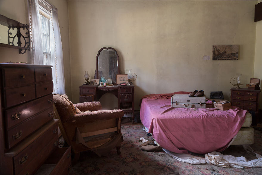 This German American House Was Left Behind With All Its Belonging Still Inside (17 Pics) This German American House Was Left Behind With All Its Belonging Still Inside (17 Pics)