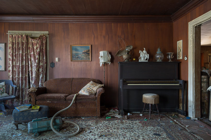 This German American House Was Left Behind With All Its Belonging Still Inside (17 Pics) This German American House Was Left Behind With All Its Belonging Still Inside (17 Pics)