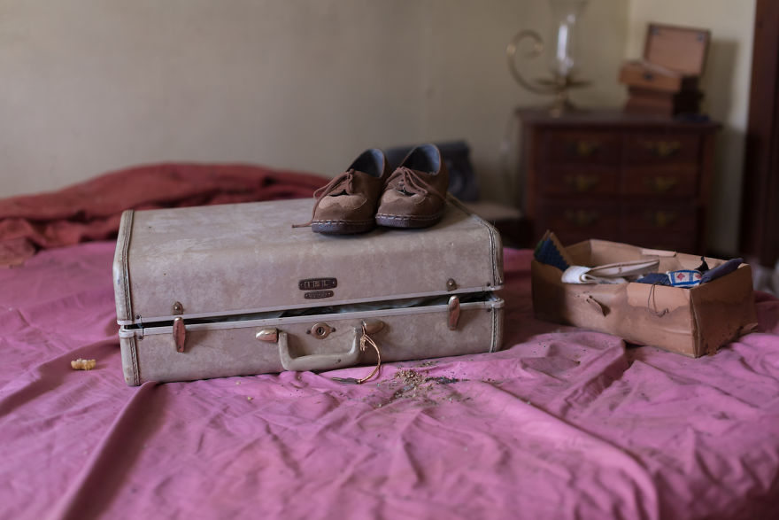 This German American House Was Left Behind With All Its Belonging Still Inside (17 Pics) This German American House Was Left Behind With All Its Belonging Still Inside (17 Pics)