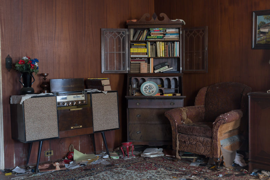 This German American House Was Left Behind With All Its Belonging Still Inside (17 Pics) This German American House Was Left Behind With All Its Belonging Still Inside (17 Pics)