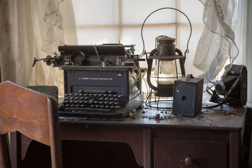 This German American House Was Left Behind With All Its Belonging Still Inside (17 Pics)
