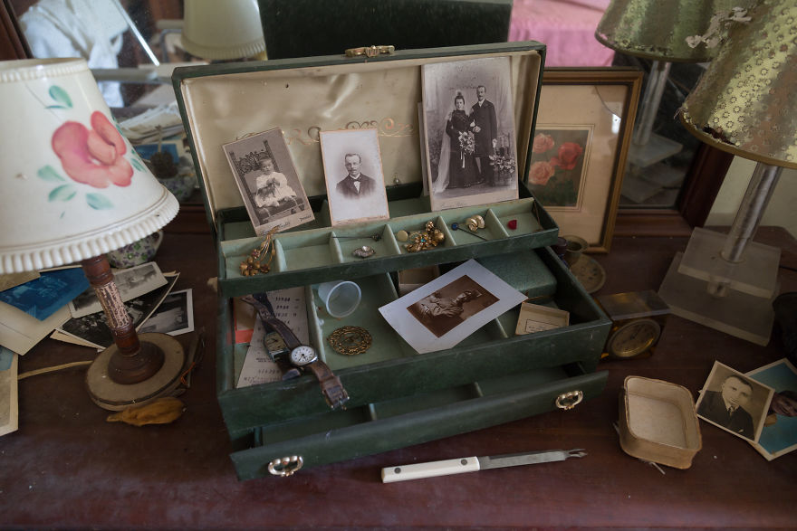 This German American House Was Left Behind With All Its Belonging Still Inside (17 Pics) This German American House Was Left Behind With All Its Belonging Still Inside (17 Pics)