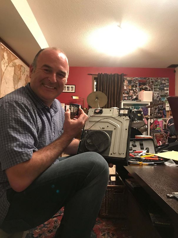 Photo Of Me Fixing Xbox Inadvertently Makes Me Look Like A Giant